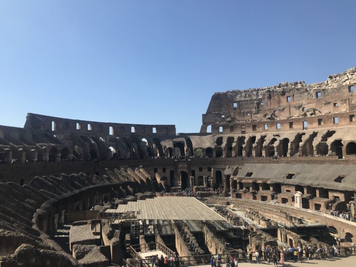 Roma, si presenza con un grosso coltello al varco del Colosseo. Denunciato - Canaledieci.it