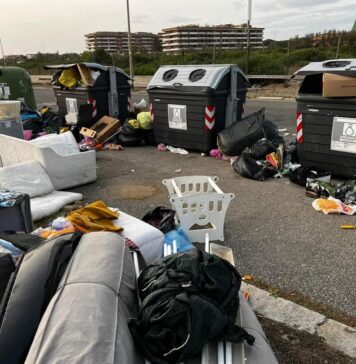 Ostia, via i cassonetti per fronteggiare la discarica del lungomare
