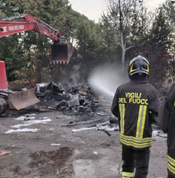 ROMA-ROM-DOLO-CAMPO-RISULTA-INCENDIO-FUOCO-PANICO-RIFIUTI-POMPIERI-