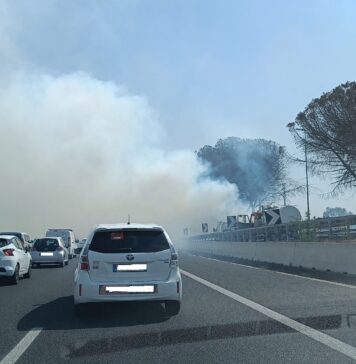 Grande Raccordo Anulare, incendio svincolo della Pisana. Chiusa la carreggiata esterna