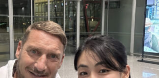 Francesco Totti in Cina, tutti pazzi per lui: platea giallorossa, fuoriprogramma di un tifoso che corre sul palco