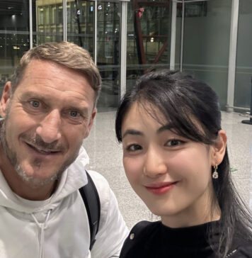 Francesco Totti in Cina, tutti pazzi per lui: platea giallorossa, fuoriprogramma di un tifoso che corre sul palco