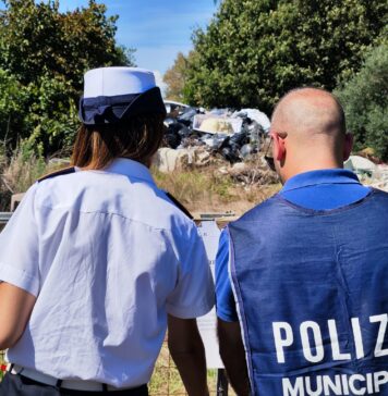Maccarese, discarica abusiva in un terreno privato. Scatta il blitz della Polizia Locale
