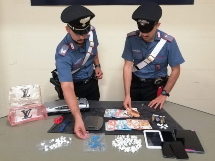 Torvaianica, cocaina e denaro in casa: spacciatore arrestato dai carabinieri