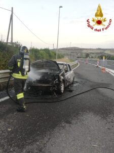 Autostrada Roma - Civitavecchia: auto avvolta dalle fiamme 1