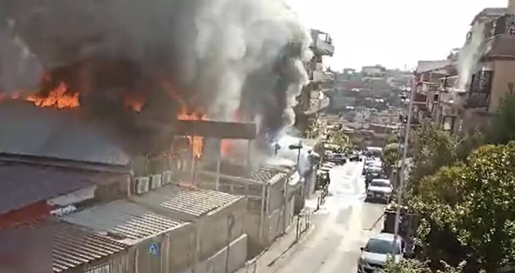 Roma, in fiamme un capannone e più attività: colonna di fumo e palazzi a rischio (VIDEO) 1