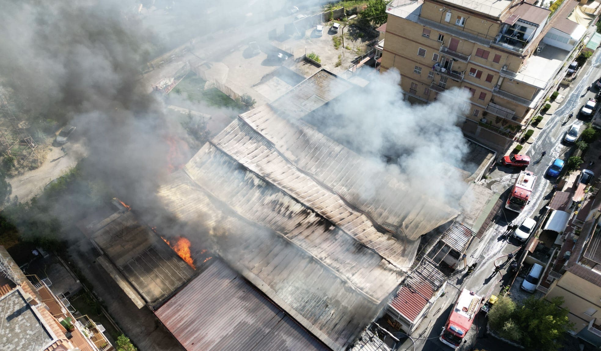 Roma, in fiamme un capannone e più attività: colonna di fumo e palazzi a rischio (VIDEO) 2