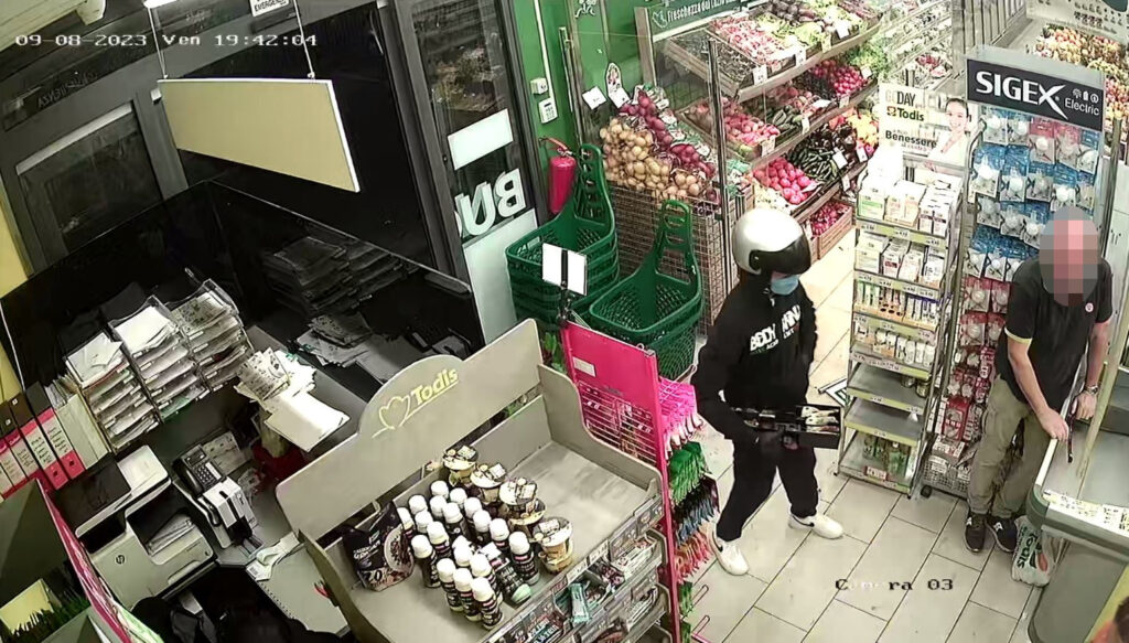 Roma, commando di rapinatori al supermercato: l'autista una donna 4