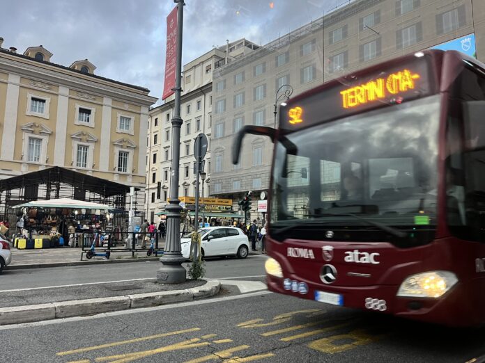 Manifestazioni a Roma e Ostia: divieti e deviazioni bus