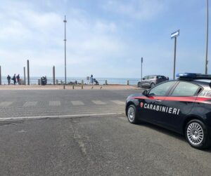 Ostia, maxi operazione dei carabinieri: 2 arresti e 5 denunce. Sedicenne alla guida senza patente