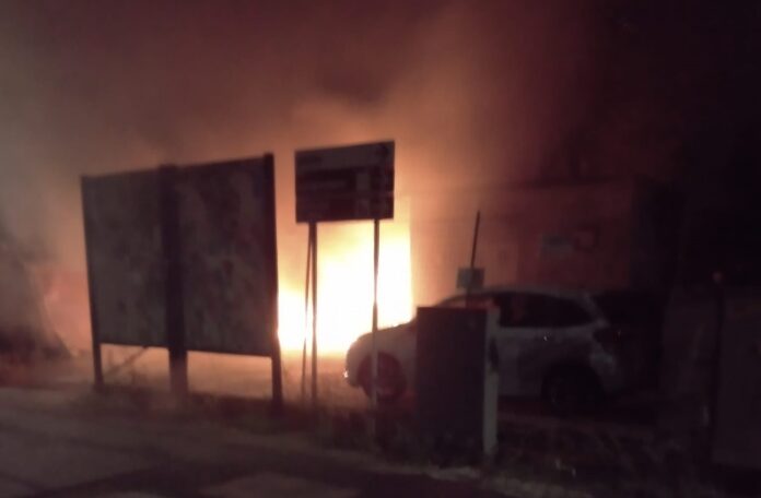 Incendio nella notte a Passoscuro: due auto a fuoco, indagini in corso