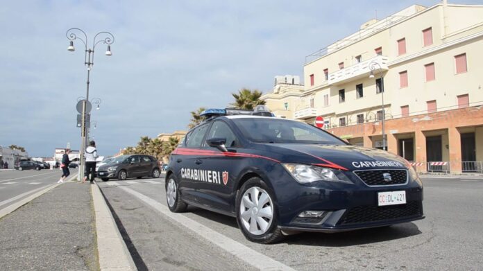Ostia, maxi operazione dei carabinieri: 2 arresti e 5 denunce. Sedicenne alla guida senza patente