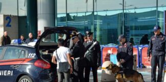 Tentato furto nei duty free dell’aeroporto: otto denunciati dai carabinieri