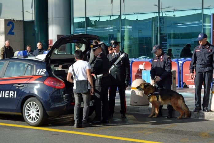 Tentato furto nei duty free dell’aeroporto: otto denunciati dai carabinieri