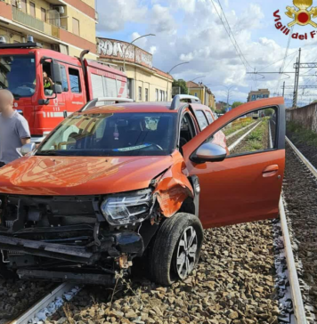 ROMA-PIGNETO-AUTO-SCHIANTA-FERROVIA-FERITO-