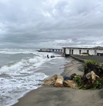 Fregene, l’ erosione avanza: giù le cabine e metri di spiaggia svaniti (VIDEO) - Canaledieci.it