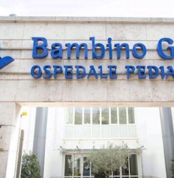 Ladispoli, grave incidente al parco giochi: bimbo perde un dito