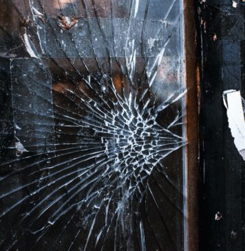 Anzio, picchiano i genitori e distruggono il mobilio: scatta il braccialetto elettronico e l'allontanamento da casa