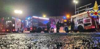 Roma, a fuoco una rimessa di autobus TPL: sei mezzi distrutti tra cui uno scuolabus