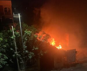 Incendio nella notte a Passoscuro: due auto a fuoco, indagini in corso
