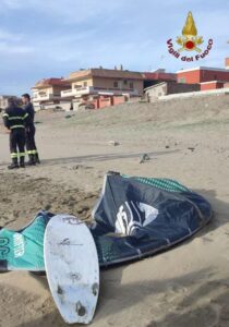 Torvaianica, tragedia in mare: surfista recupera corpo di un uomo