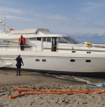 lo yacht arenato sulla spiaggia di Fregene dopo essere stato diversi giorni alla deriva