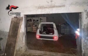 Anzio, smonta auto rubata per venderne i pezzi: officina clandestina scoperta dai carabinieri 
