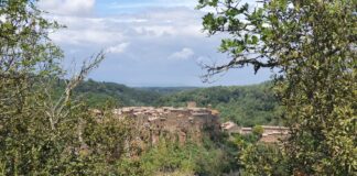 Calcata, un paese sospeso nel tempo: fascino bohémien tra artisti, intellettuali e case di tufo