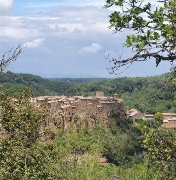 Calcata, un paese sospeso nel tempo: fascino bohémien tra artisti, intellettuali e case di tufo