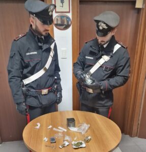 Roma, nel blitz antidroga carabinieri trovano cocaina, crack, marijuana e hashish