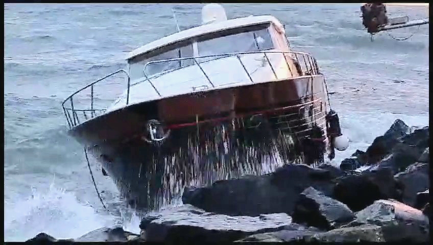 Fiumicino, yacht di 16 metri finisce sugli scogli: la Capitaneria mette in sicurezza l’imbarcazione 2