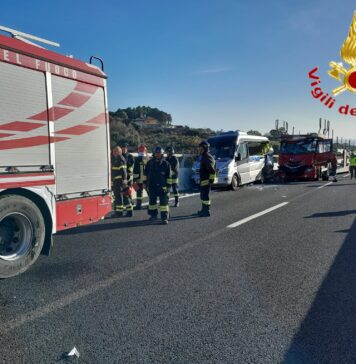 Incidente mortale su autostrada A12 Roma-Civitavecchia: scontro tra mezzo pesante e pulmino, muore turista americano