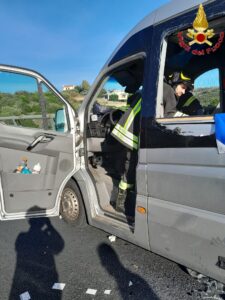 Incidente mortale su autostrada A12 Roma-Civitavecchia: scontro tra mezzo pesante e pulmino, muore turista americano