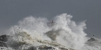 Mareggiata sul litorale: danni alle strutture e cabine portate via dal mare