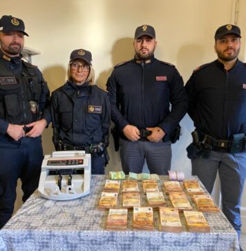 Ostia Antica, la polizia irrompe in una casa popolare occupata e trova un tesoro