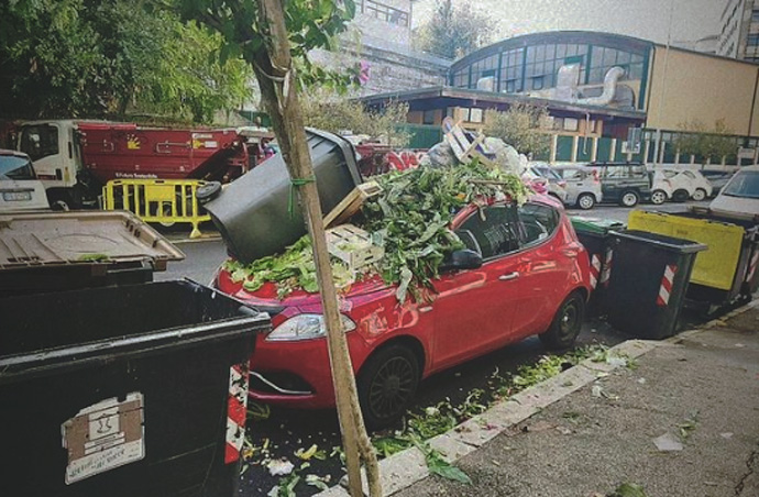 Roma, lo "spalmatore" di rifiuti sulle auto in divieto di sosta colpisce ancora: altri due blitz in poche ore 1