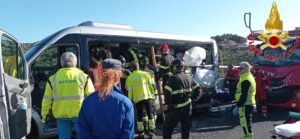 Incidente mortale su autostrada A12 Roma-Civitavecchia: scontro tra mezzo pesante e pulmino, muore turista americano