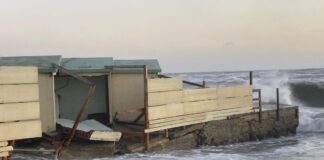 Mareggiata a Ostia, travolti stabilimenti balneari: danni per milioni di euro alle strutture, decine di cabine crollate (VIDEO)