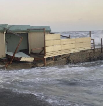 Mareggiata a Ostia, travolti stabilimenti balneari: danni per milioni di euro alle strutture, decine di cabine crollate (VIDEO)