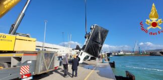 Momenti di paura al porto di Civitavecchia: furgone scivola in acqua