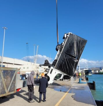 Momenti di paura al porto di Civitavecchia: furgone scivola in acqua