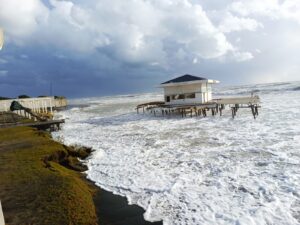 Mareggiata a Ostia, travolti stabilimenti balneari: danni per milioni di euro alle strutture, decine di cabine crollate (VIDEO)