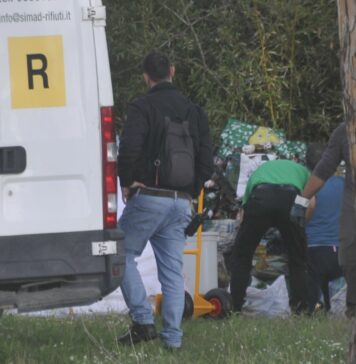 Infernetto, bonificata zona piena di rifiuti: uomo in escandescenze