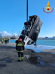 Momenti di paura al porto di Civitavecchia: furgone scivola in acqua
