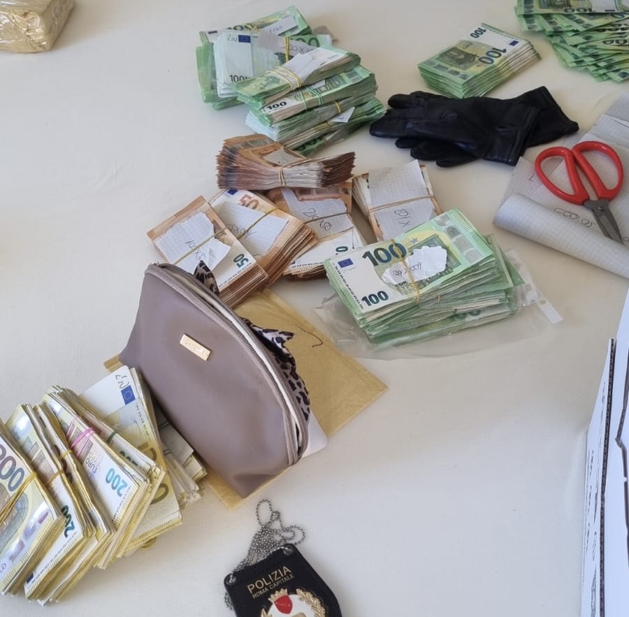 Una parte dei soldi sequestrati dagli agenti della Polizia Locale
