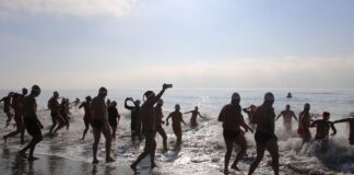 A Ostia torna il bagno di Capodanno: tutti in acqua per salutare l’arrivo del 2024