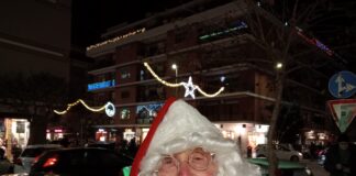 Il Babbo Natale di Ostia: storia del signor Sergio e della sua trasformazione nell’adorabile vecchietto