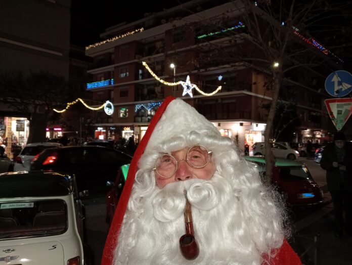 Il Babbo Natale di Ostia: storia del signor Sergio e della sua trasformazione nell’adorabile vecchietto