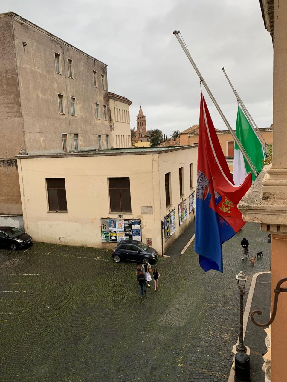 Bandiera a mezza asta nel Palazzo comunale di Tivoli dopo il rogo dell'ospedale