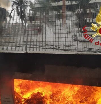 Roma, incendio a Mezzocammino: fiamme nel garage, sgomberato il palazzo (VIDEO)